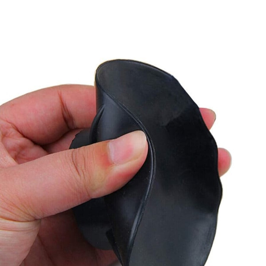 Mano che tiene un accessorio in gomma nera flessibile e modellabile