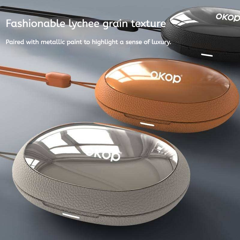 Cuffie wireless ovali con texture effetto pelle lychee in finitura oro e argento.