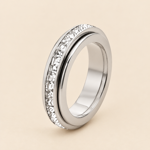 Anello argentato su fondo beige