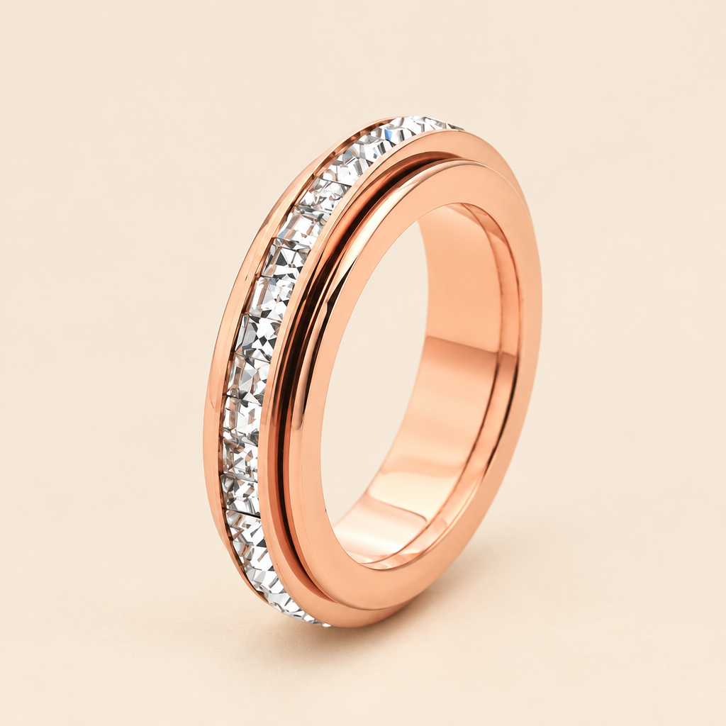 Anello oro rosa su fondo beige