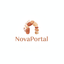 Logo di NovaPortal con un arco di pietre zen e foglie decorative in toni terra.
